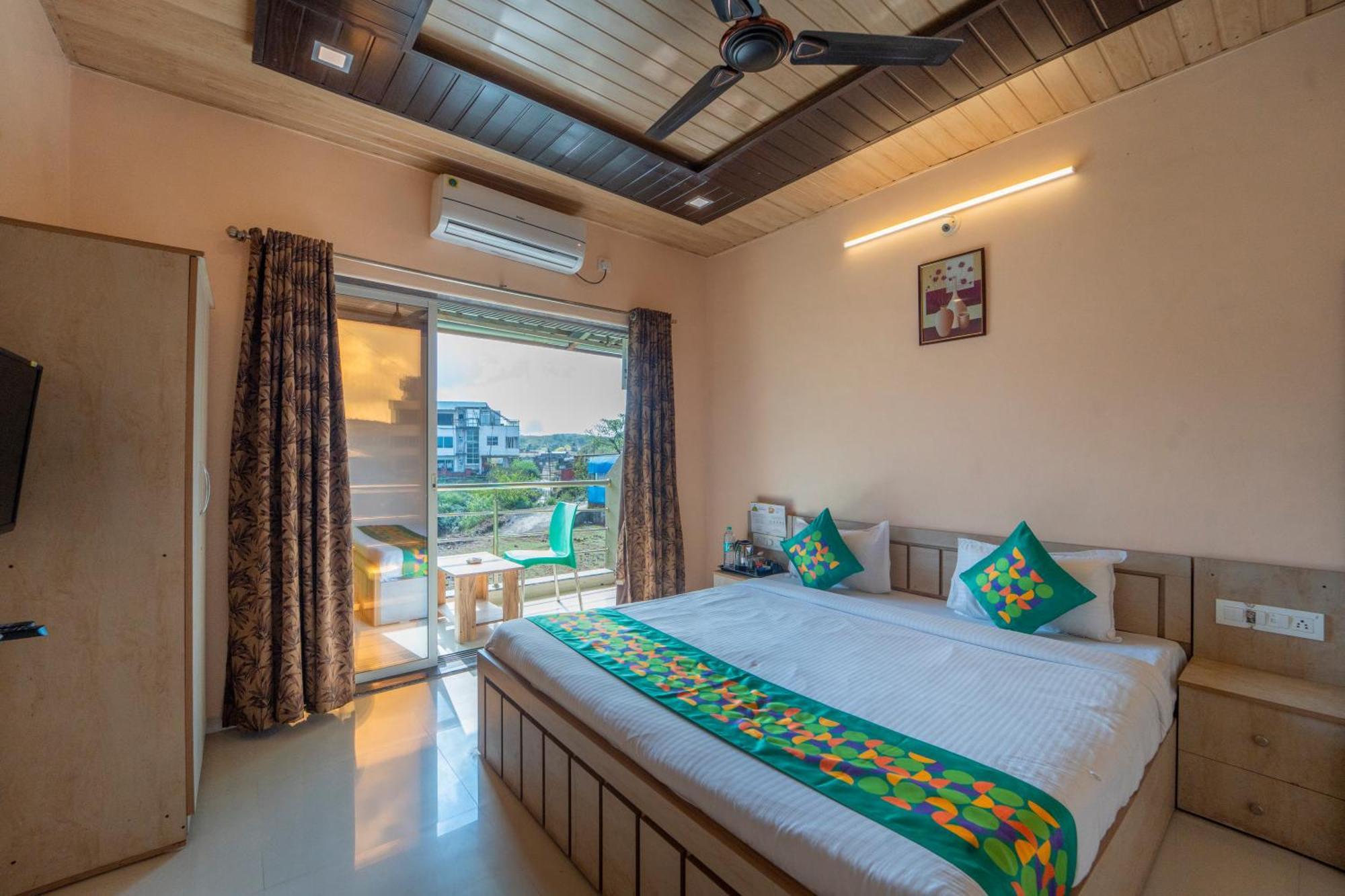 Treebo Iceberg Hotel มหาบาเลชวาร์ ภายนอก รูปภาพ