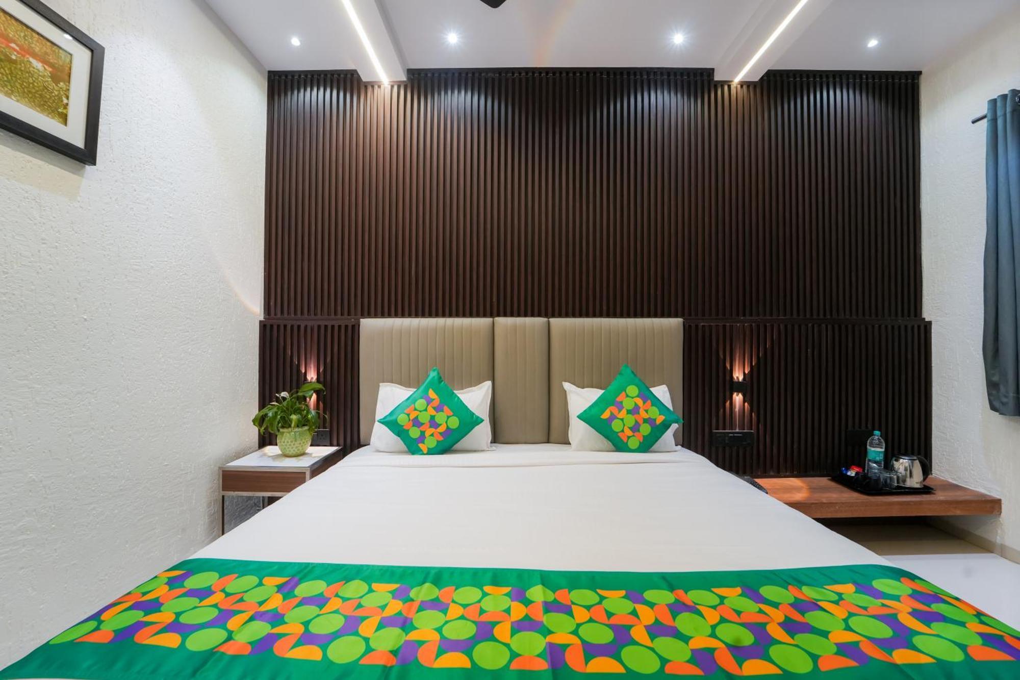 Treebo Iceberg Hotel มหาบาเลชวาร์ ภายนอก รูปภาพ
